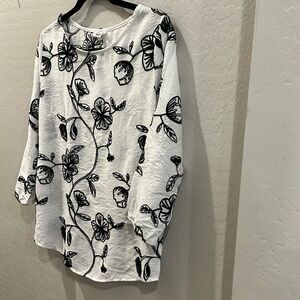 Women’s Kindred Top size Small.  White with black embroided flowers on a vine.